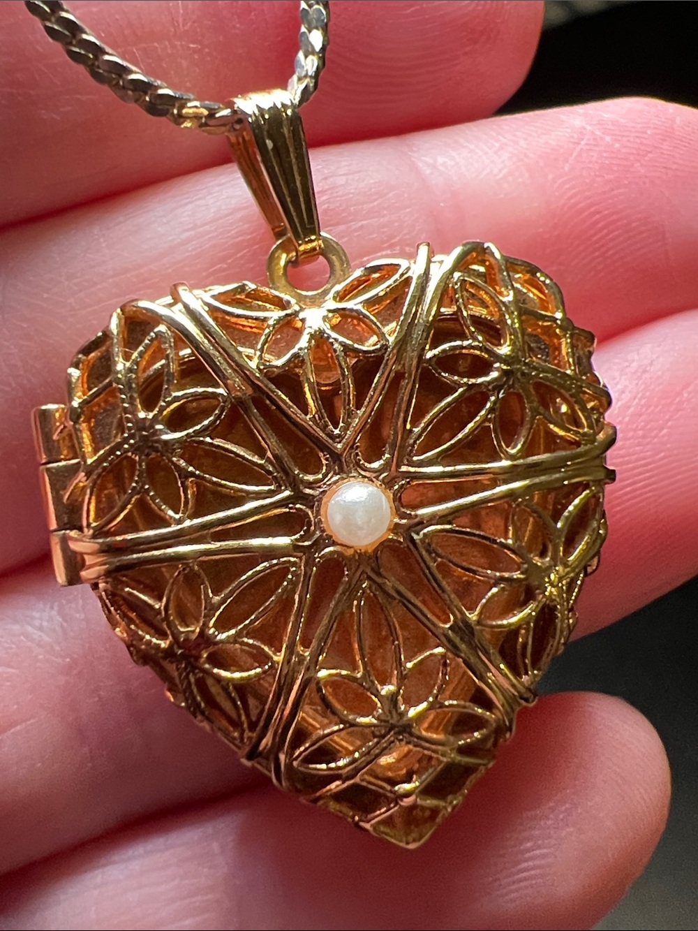 VTG French Coquette Style Ornate Faux Pearl Gold Filigree Heart Locket Necklace